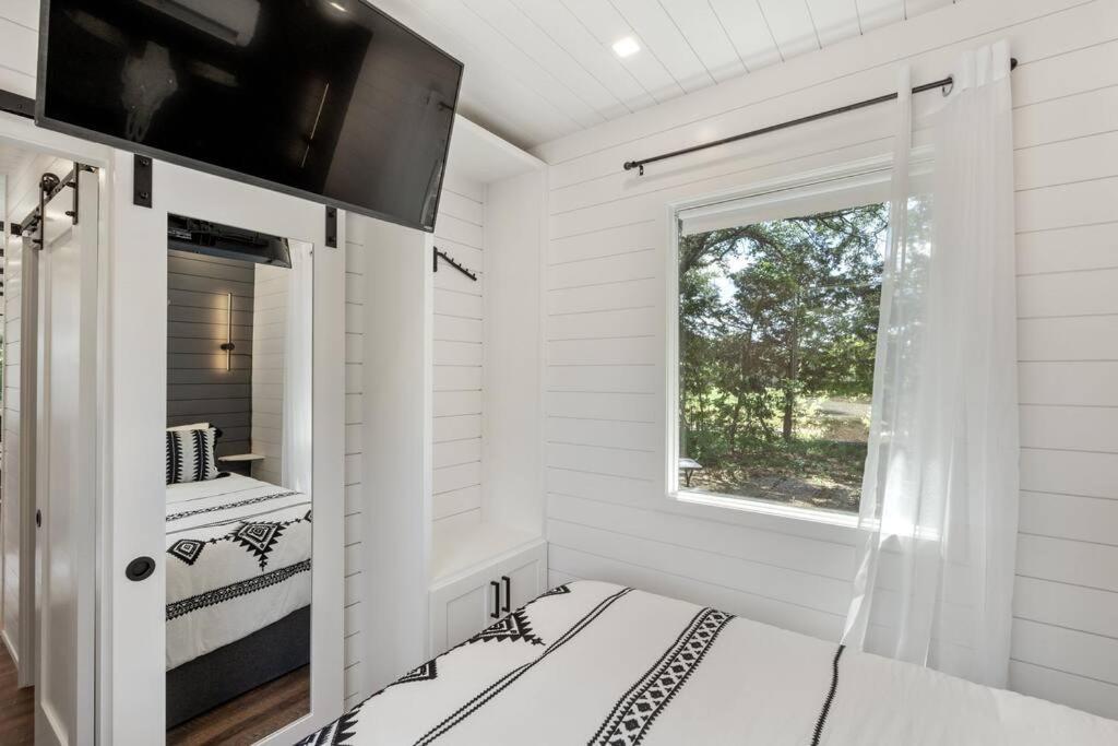 וות'רפורד The Lonely Bull Luxury Container Home On 5 Acres מראה חיצוני תמונה